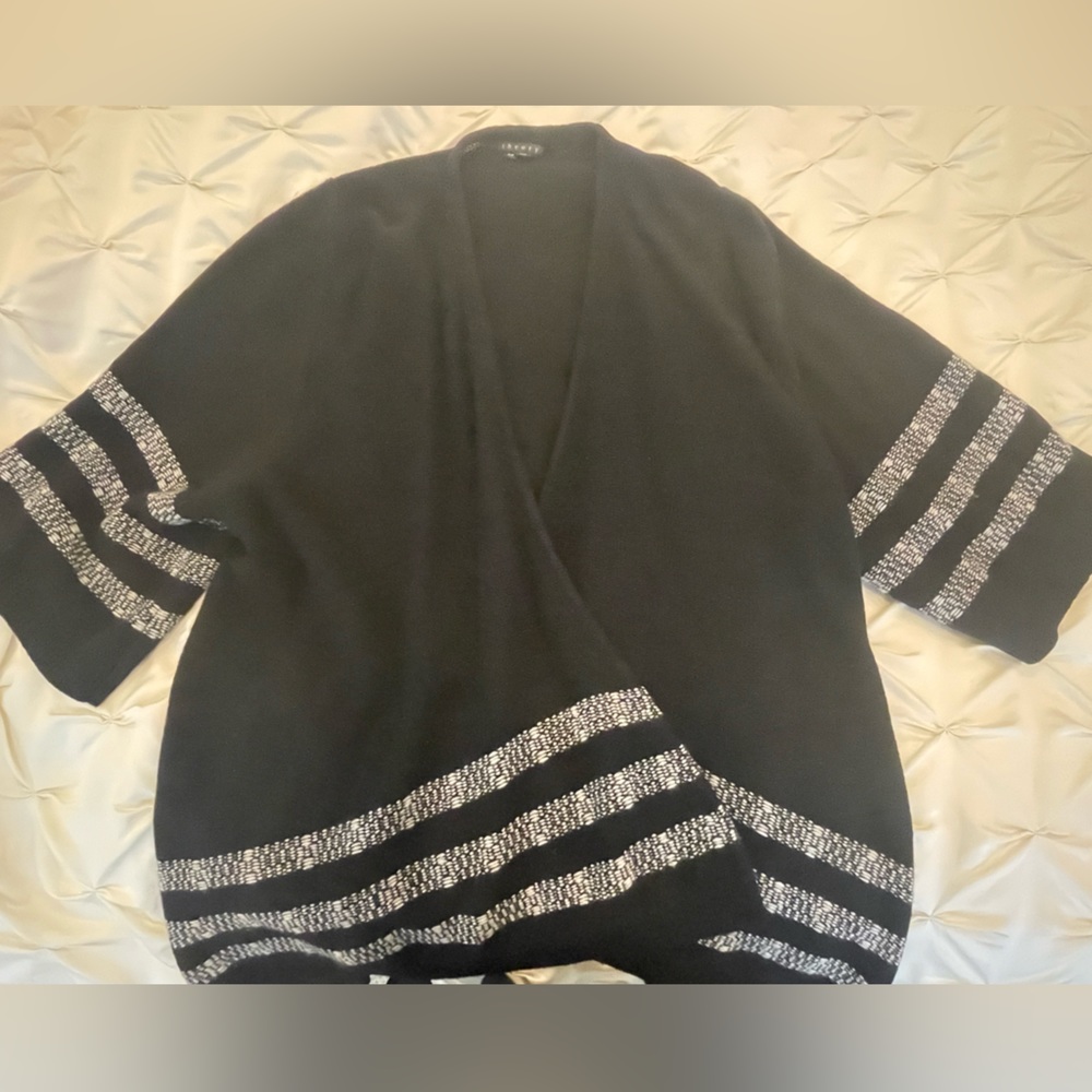 Black short-mid sleeve wrap sweater
